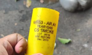 Salah satu selongsong gas air mata berserakan di Jalan Kramat Kwitang