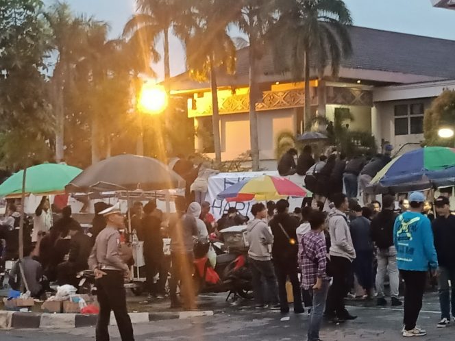 
					Pedagang Kaki Lima Ramaikan Depan Halaman DPRD Kalbar Saat Aksi Mahasiswa