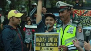 Polisi Lalu Lintas di Cipanas Viral karena Ketulusan, Warga Hadiahi Umrah