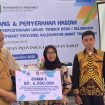Retma Ratri saat menerima penghargaan dalam Perlombaan Perpustakaan Desa Tingkat Provinsi Kalimantan Barat belum lama ini.