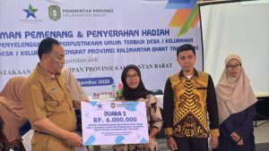Retma Ratri saat menerima penghargaan dalam Perlombaan Perpustakaan Desa Tingkat Provinsi Kalimantan Barat belum lama ini.