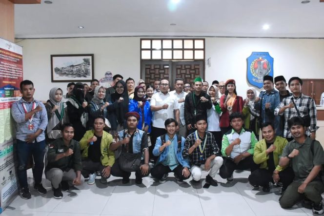 
					Bupati Kuburaya, Sujiwo bersama perwakilan OKP Se-Kubu Raya