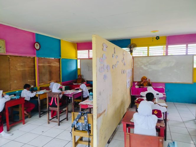 
					Guru SD Negeri 52 Sungai Raya Tetap Semangat Mengajar di Tengah Keterbatasan Ruang Belajar