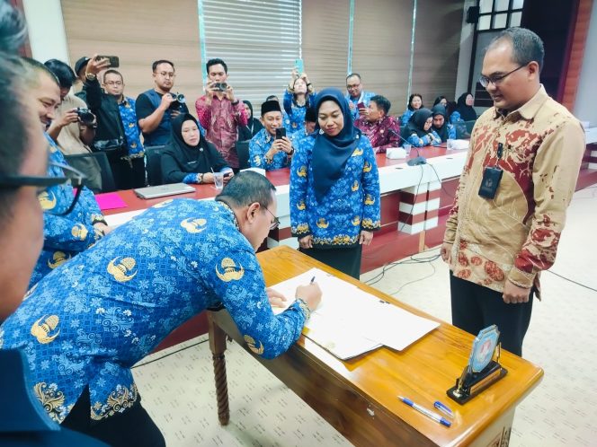 
					Pemkab Kubu Raya dan Bawaslu Tandatangani Nota Kesepakatan tentang Pendidikan Politik dan Partisipasi Masyarakat