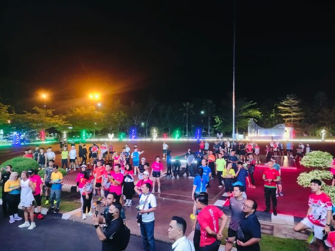 
					Tuesday Run Night Warnai Halaman Kantor Bupati Kubu Raya, Ratusan Peserta Tumpah Ruah