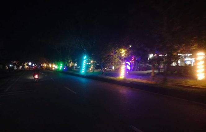 
					Pemkab Kubu Raya Percantik Jalan Ayani 2 dengan Lampu Warna-Warni, Warga Apresiasi Langkah Penerangan