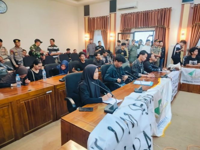 
Aliansi Mahasiswa Daerah Kalimantan Barat Gelar Aksi Tolak Pemangkasan TKD 2026: Seruan “Dari Daerah untuk Daerah