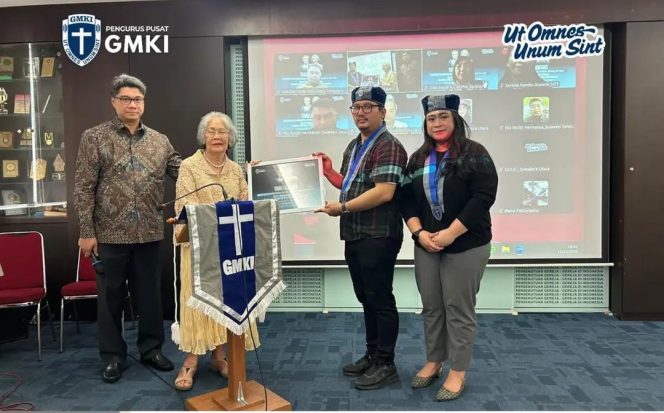 
					Ibadah Syukur dan Penyerahan Bantuan Pendidikan dari Keluarga Sabam Sirait – dr. Sondang Sidabutar, M.M.