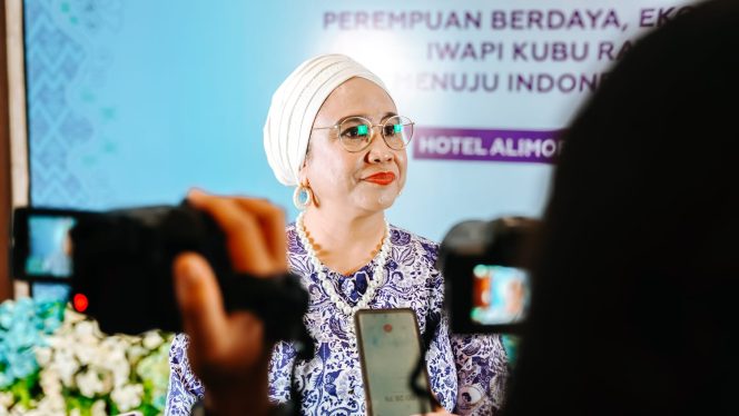 
					Ketua Umum Dewan Pengurus Cabang (DPC) Ikatan Wanita Pengusaha Indonesia (IWAPI) Kabupaten Kubu Raya, Fenty Noverita