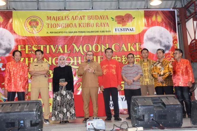
					Festival Kue Bulan atau Moon Cake Festival 2576 Kongzili / 2025 Masehi
