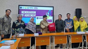 Rektor Universitas Muhammadiyah Pontianak Heriansyah bersama perwakilan Universitas Kristen Maranatha dan Tim RISE Radboud University Belanda saat penandatanganan MoA di Pontianak. Acara ini menjadi bagian dari rangkaian kerja sama internasional dalam bidang psikologi.