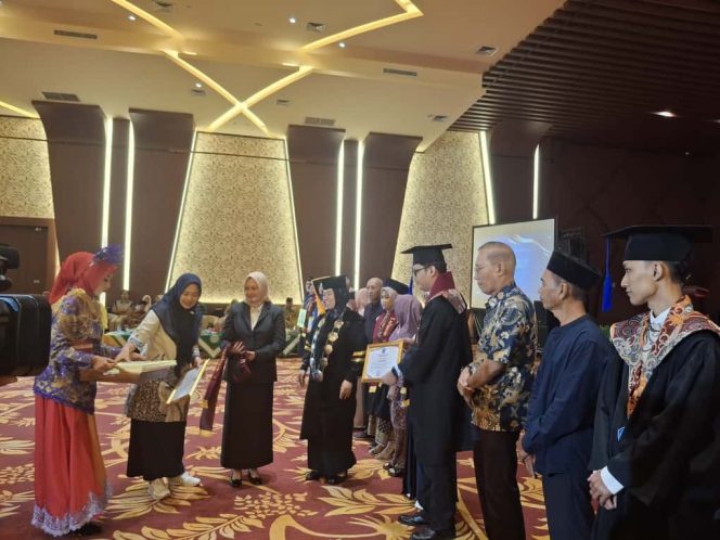 
					Sidang Terbuka Senat Politeknik ‘Aisyiyah Pontianak: 172 Wisudawan Resmi Dikukuhkan, Momen Haru Warnai Prosesi Wisuda