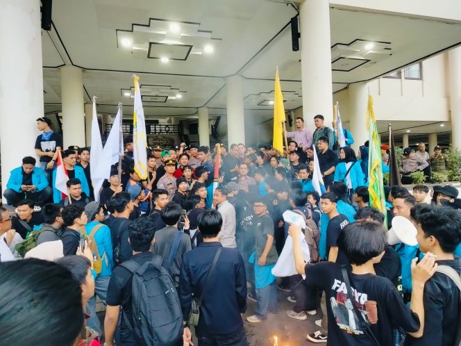 
					Aksi “Kalbar Menggugat” Desak Perbaikan Infrastruktur dan Regulasi, Ribuan Mahasiswa Longmarch ke DPRD Kalbar