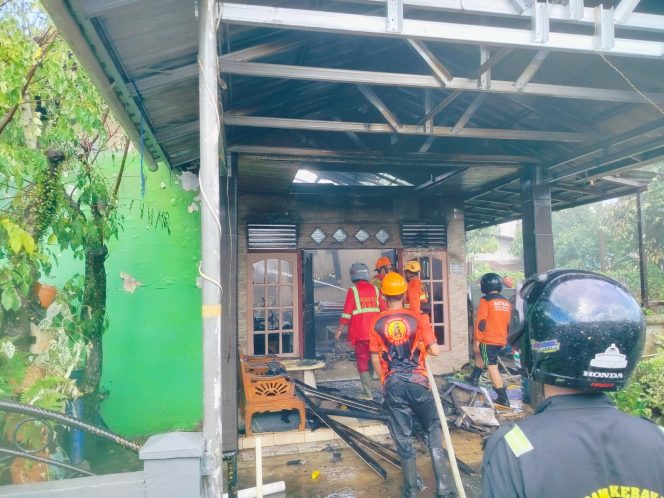 
					Rumah Petugas Damkar di Gang Siaga Empat Terbakar, Kerusakan Capai 100 Persen