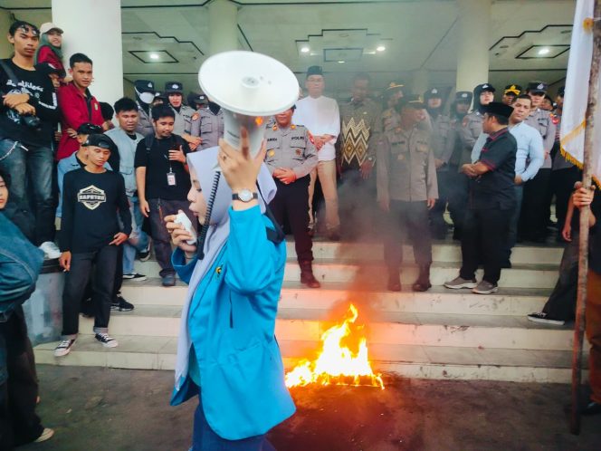 
Mahasiswa Gelar Aksi “Kalbar Menggugat” Jilid 2, Desak Pemerintah Percepat Pembangunan dan Tuntaskan Persoalan Daerah