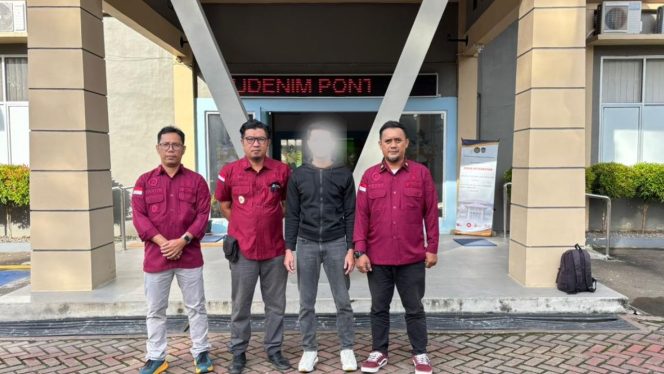 
					Langgar Aturan Keimigrasian, Rudenim Pontianak Deportasi WN Malaysia melalui PLBN Entikong