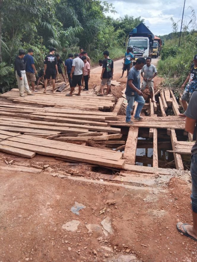 
					Jembatan di Ruas Jalan Marau–Air Upas Ambruk, Akses Transportasi Lumpuh Total Warga Galang Dana Perbaikan Darurat