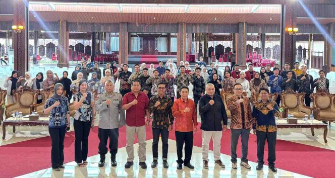 
					IKA FH UM Pontianak Sukses Gelar Simposium Negarawan Bahas Implementasi KUHP Nasional