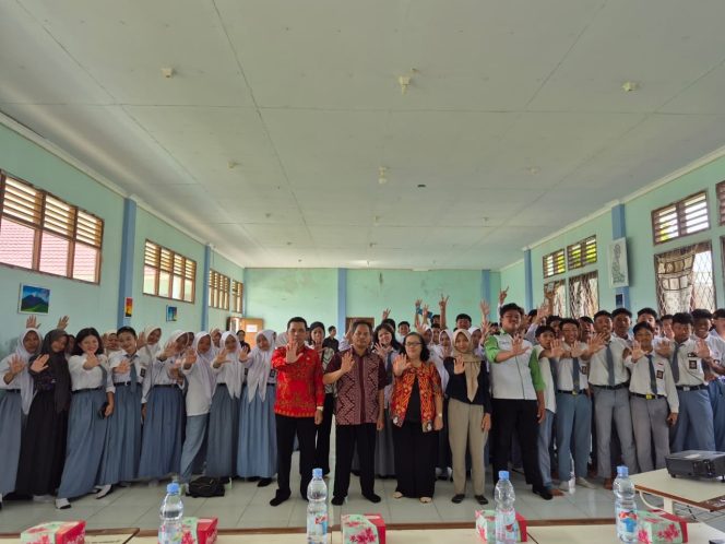 
Kesbangpol Kubu Raya Beri Materi Bahaya Narkoba di SMAN 2 Rasau Jaya pada HUT ke-18 Perhimpunan Mahasiswa Kubu Raya (PRIMARAYA)
