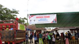 Bupati Kubu Raya, Sujiwo, meninjau langsung pelaksanaan Operasi Pasar penyaluran LPG 3 kilogram bersubsidi yang digelar di halaman Kantor Camat Sungai Kakap