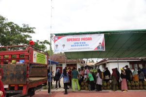 Bupati Kubu Raya, Sujiwo, meninjau langsung pelaksanaan Operasi Pasar penyaluran LPG 3 kilogram bersubsidi yang digelar di halaman Kantor Camat Sungai Kakap