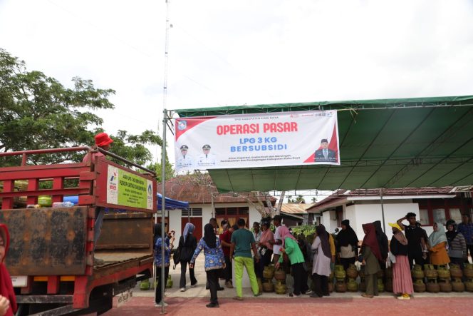 
					Bupati Kubu Raya, Sujiwo, meninjau langsung pelaksanaan Operasi Pasar penyaluran LPG 3 kilogram bersubsidi yang digelar di halaman Kantor Camat Sungai Kakap