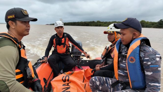 
Tim SAR Gabungan Temukan Korban Tenggelam KM Dharma Ferry II