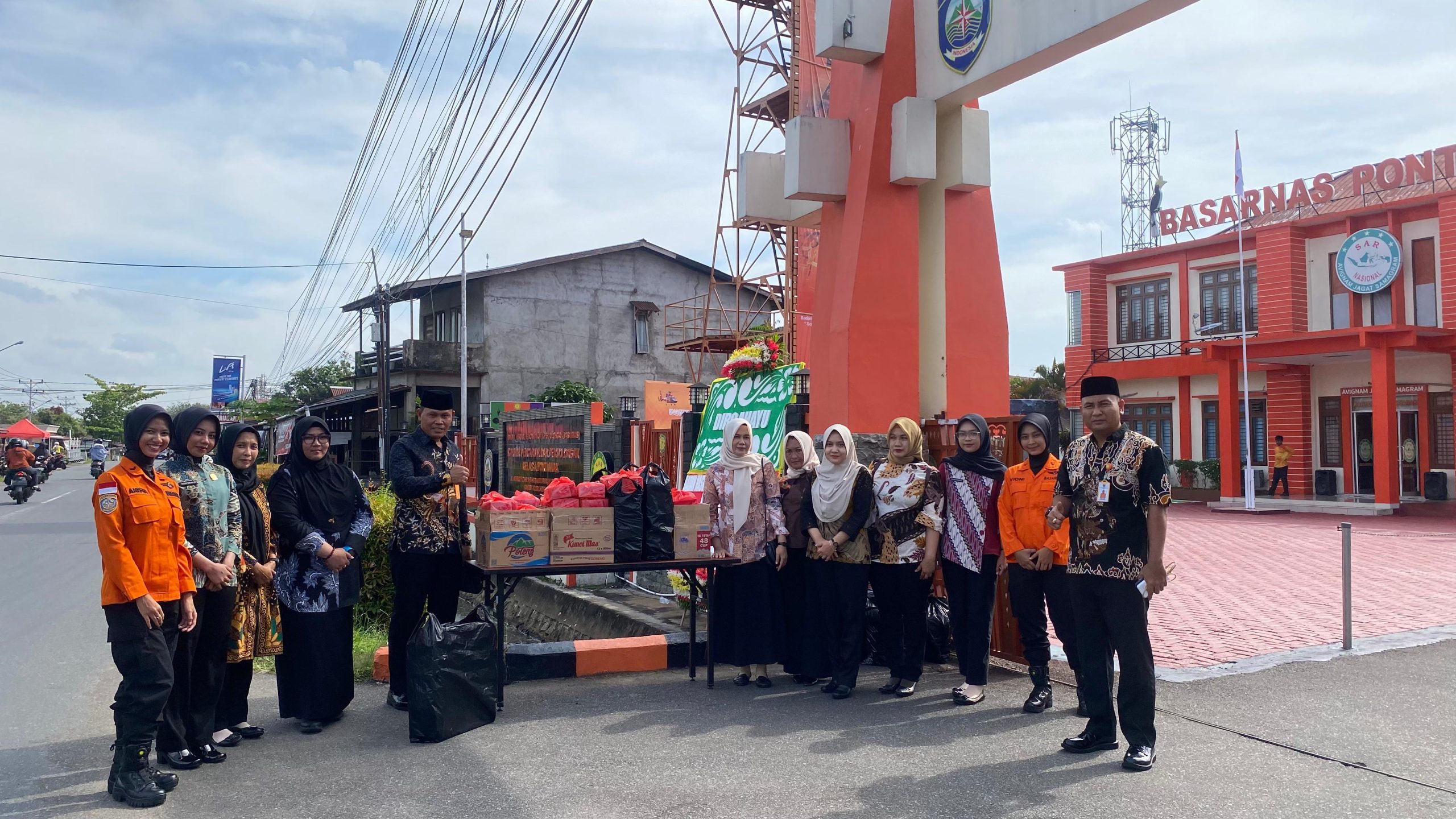 Kantor SAR Pontianak Bagikan Paket Takjil, Peringati HUT ke-54 Basarnas dan Ramadan