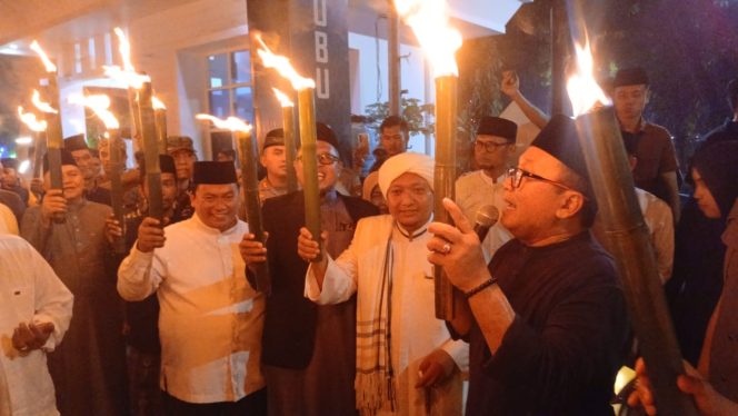 
					Bupati Sujiwo Lepas Pawai Obor “Menerangi Semangat Ramadhan” di Kubu Raya