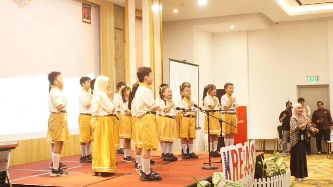 
Penampilan Paduan Suara SD Maytreawira Ketapang Memukau Kegiatan KREASI MU Ketapang