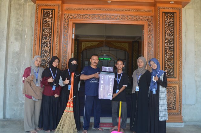 
Mahasiswa KKL STAI Al-Haudl Ketapang Peduli Kebersihan Rumah Ibadah