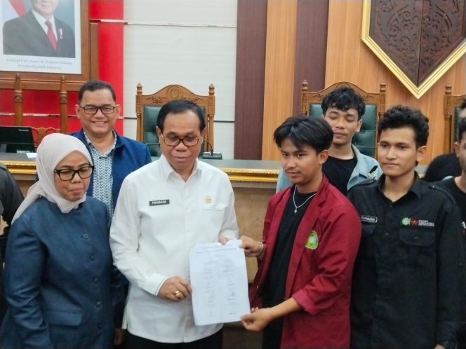
					Mahasiswa Kalbar Suarakan Delapan Tuntutan dalam Aksi “Kalbar Menggugat” di DPRD Provinsi