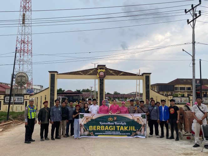
Polres Kubu Raya Bagikan 300 Paket Takjil, Wakapolres Ajak Masyarakat Jaga Kamtibmas Selama Ramadan