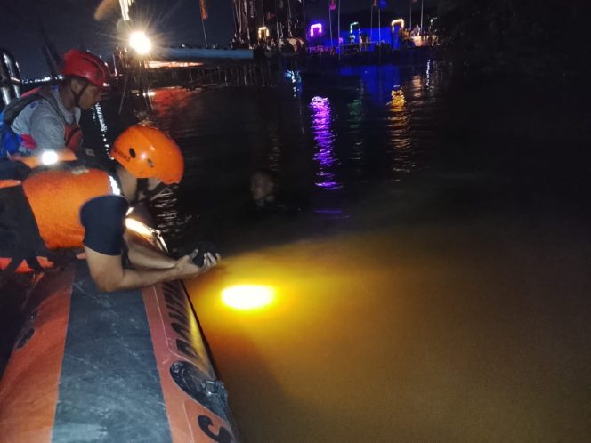
					ANAK 8 TAHUN TENGGELAM SAAT MANDI DI SUNGAI KAPUAS, TIM SAR LAKUKAN PENCARIAN