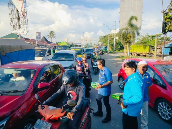 
KNPI Kubu Raya Gelar Aksi Sosial Berbagi Takjil dan Makanan Berbuka Puasa