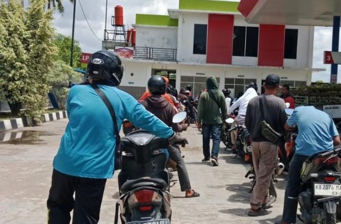 
					Warga Keluhkan Antrean SPBU di Pontianak dan Kubu Raya Jelang Mudik Lebaran