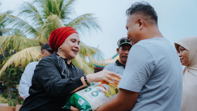 
					Fenty Noverita Hadir di Mempawah, PSI Salurkan 1.000 Paket Sembako Tebus Murah