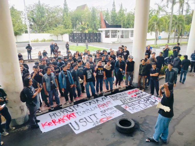 
Mahasiswa BEM KB Untan Gelar Aksi di DPRD Kalbar, Desak Penuntasan Kasus Kekerasan Aparat