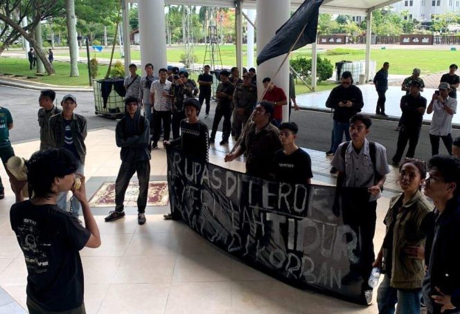 
					Solmadapar Gelar Aksi di Kantor Gubernur, Soroti Kasus Pembakaran Rumah di Air Upas