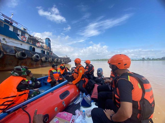 
					Tim SAR Gabungan Lakukan Pencarian Korban Tenggelam di Sungai Kapuas, Sanggau