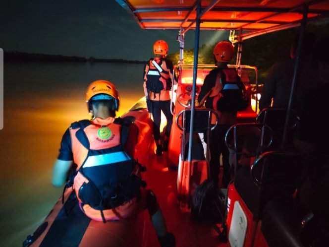 
					Tim SAR Gabungan Cari Korban Hilang Akibat Sampan Terbalik Saat Memancing di Sungai Laut Tanjung Bunga