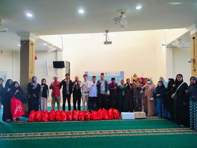 
LAZISMU Masjid At-Tanwir Santuni Fakir Miskin dan Salurkan Subsidi Sembako Murah