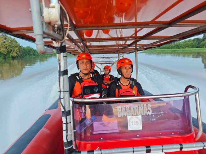 
Hari Kedua Pencarian, Tim SAR Gabungan Temukan Korban Sampan Motor Terbalik di Teluk Pakedai
