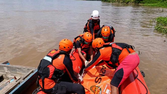 
Tim SAR Gabungan Temukan Pemancing yang Diduga Tenggelam di Sungai Kapuas dalam Kondisi Meninggal Dunia