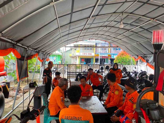 
TIM SAR GABUNGAN LAKUKAN PENCARIAN WARGA HILANG DI KEBUN DESA PANA, SANGGAU