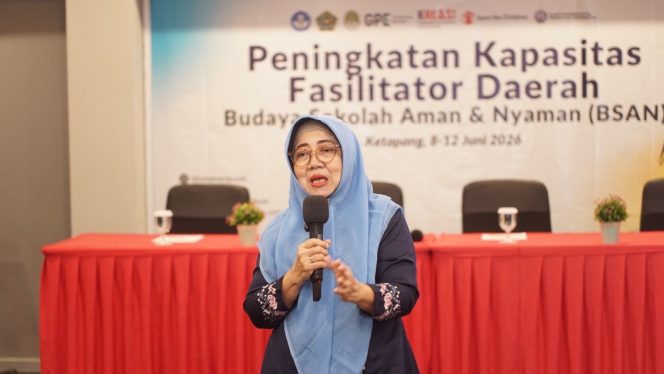 
Hazilina Jadi Pelatih Utama Daerah dalam Pelatihan Peningkatan Kapasitas Fasilitator Daerah Budaya Sekolah Aman dan Nyaman di Ketapang