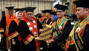 Dekan Fakultas Hukum UM Pontianak Raih Predikat Wisudawan Terbaik PDIH UNISSULA