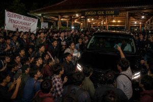 Diskusi di UGM Ricuh, Mahasiswa Geruduk Acara dan Hadang Kendaraan Pejabat