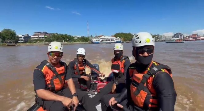 
Kantor SAR Pontianak Laksanakan Siaga SAR Khusus Festival Bakcang di Sungai Kapuas