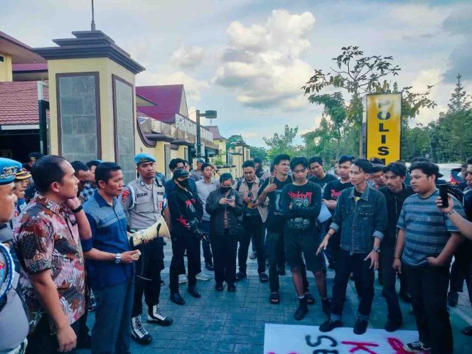 
BEM Polnep Gelar Aksi Peringatan 26 Tahun Juni Berdarah di Depan Polda Kalbar